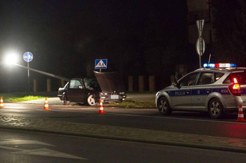 Skosił latarnię na przejściu dla pieszych 
