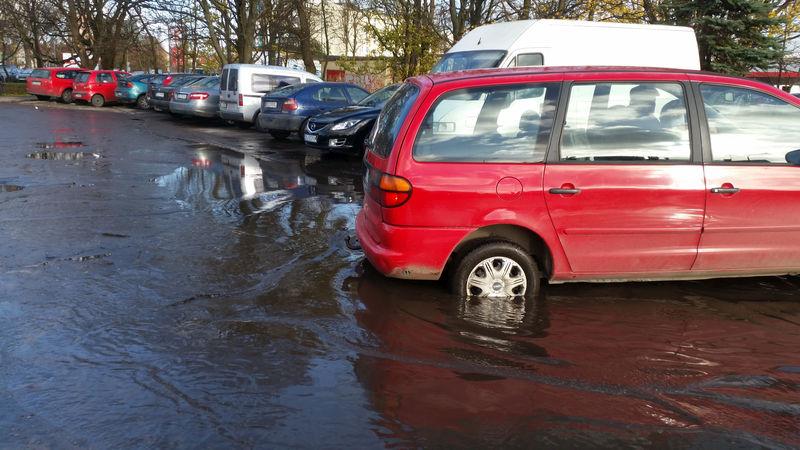 Spora zamaskowana dziura na parkingu
