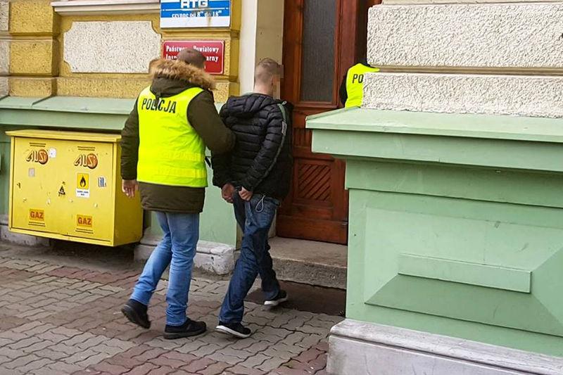 Zgwałcił, a ofiarę wyrzucił przez balkon – szybko złapała go policja 