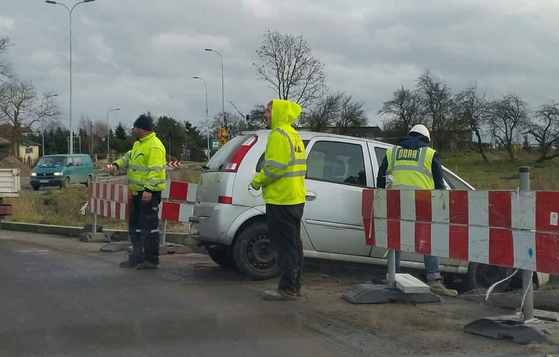 Wjechał na budowę obwodnicy i zawisł 