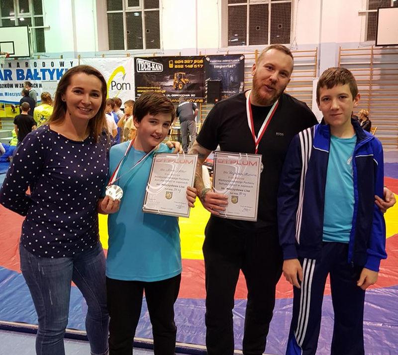 Udany start zapaśników UKS