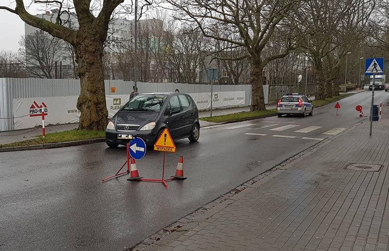 Potrącenie i zablokowana ulica Łopuskiego 