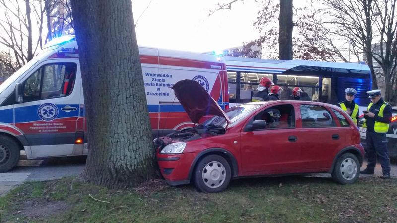 Opel uderzył w drzewo w centrum Kołobrzegu 