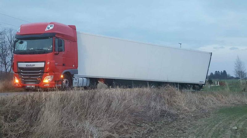 Ciężarówka stanęła w poprzek drogi