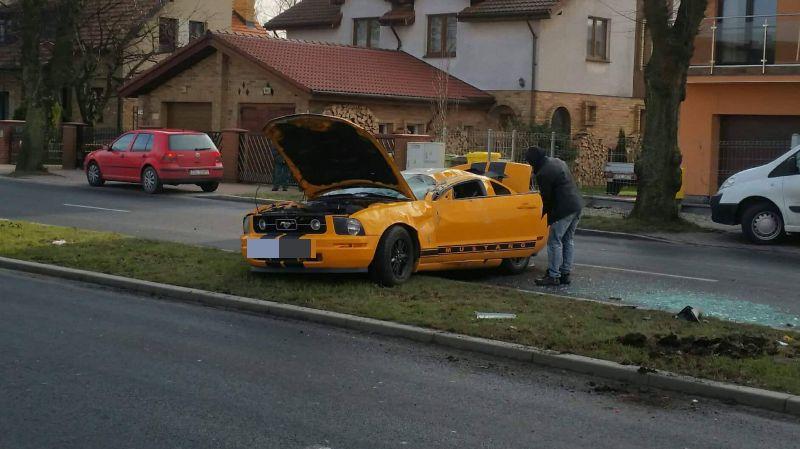 Mustang dachował na Koszalińskiej