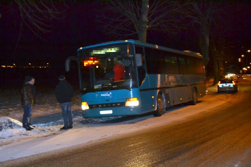 Autobus wylądował w rowie. Kierowcy uważajcie! Jest ślisko