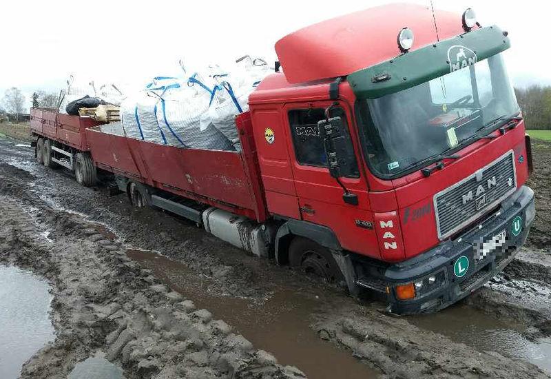 Uwięzieni w domach. Mieszkańcy zostali bez drogi dojazdowej (video)