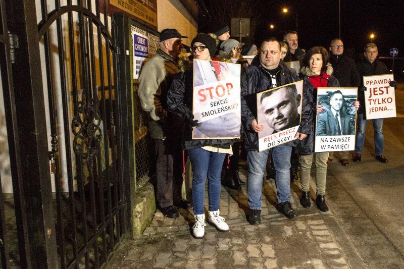 Ekshumacja Sebastiana Karpiniuka przy milczącym proteście bliskich