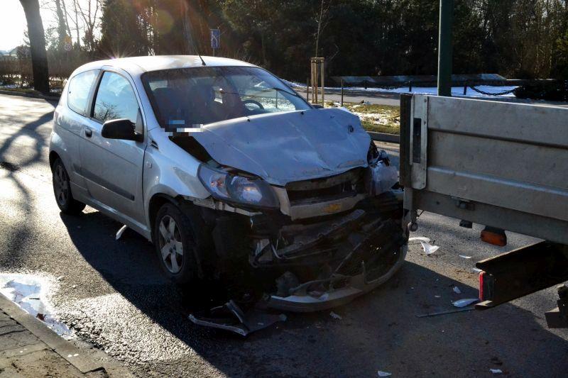 Wjechał w tył samochodu, który przepuszczał pieszego