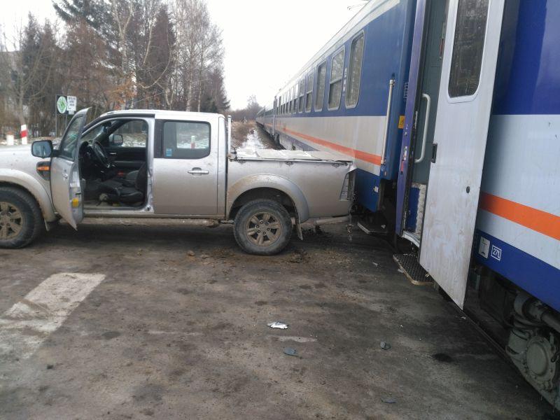 Pociąg uderzył w pickupa. Ruch kolejowy na trasie Kołobrzeg-Koszalin został wstrzymany 