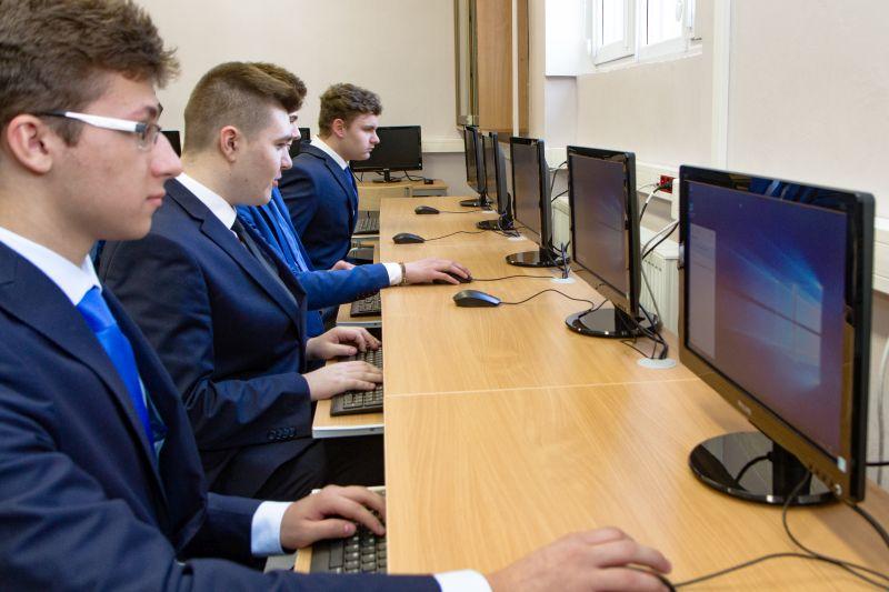 Nowe komputery dla przyszłych informatyków
