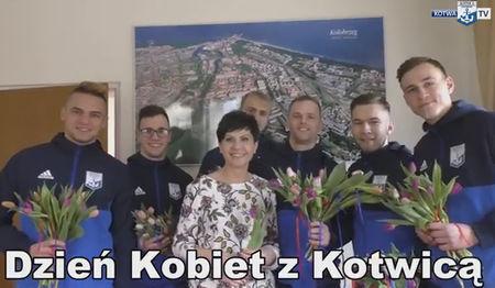 Piłkarze rozdawali kwiaty
