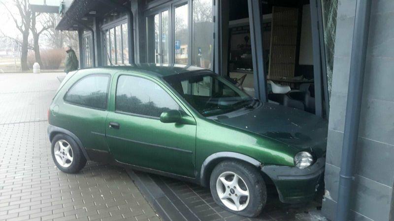 Opel wjechał w witrynę lodziarni 