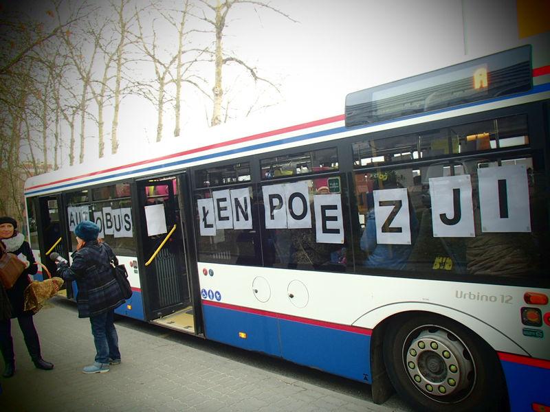 Autobus dla miłośników poezji na ulicach Kołobrzegu