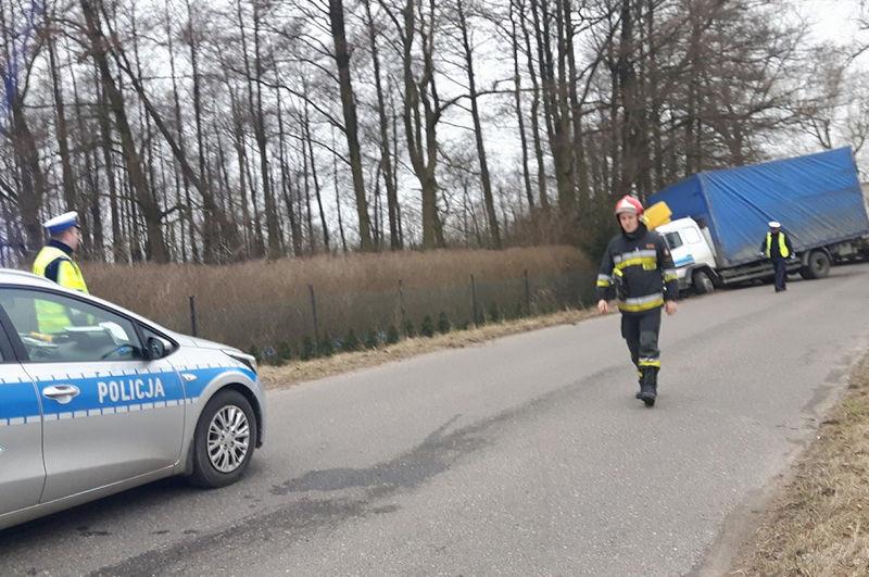 Ciężarówka z chemikaliami wypadła z drogi (Foto)