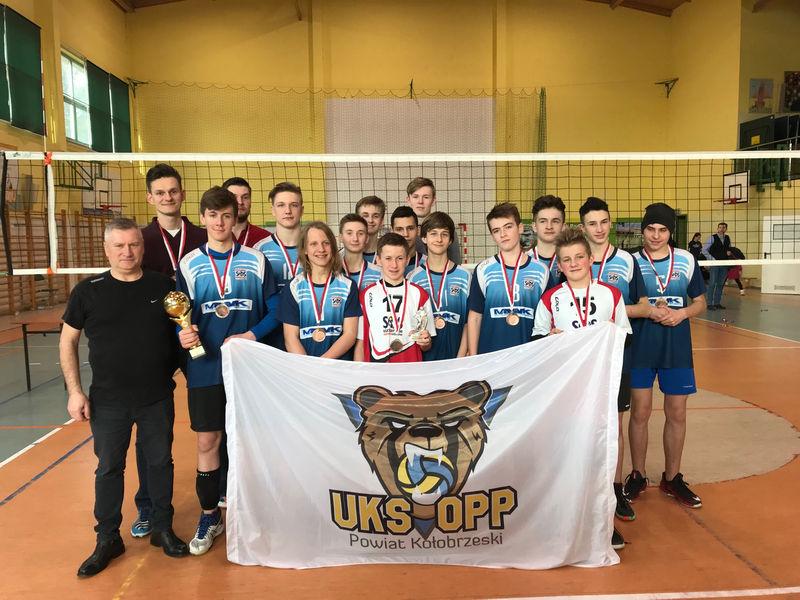 Młodzicy UKS OPP Powiat Kołobrzeski z brązowymi medalami