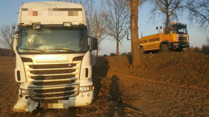 Potężna ciężarówka wypadła z drogi 