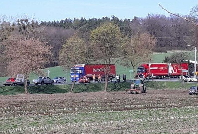 Zderzenie 3 pojazdów na krajowej szóstce 