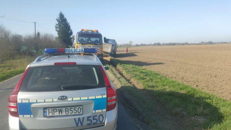 Ciężarówka wypadła z drogi 
