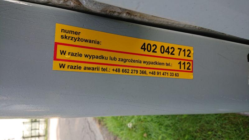 Żółte naklejki na przejazdach kolejowych. Zobacz kiedy mogą pomóc