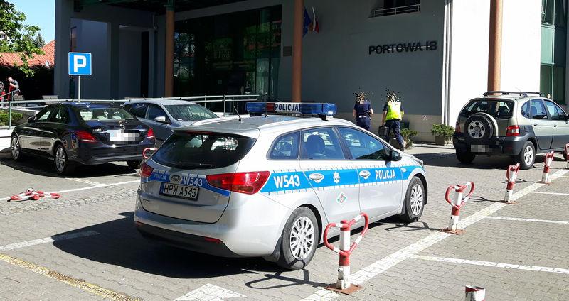 Młoda kobieta wypadła z okna