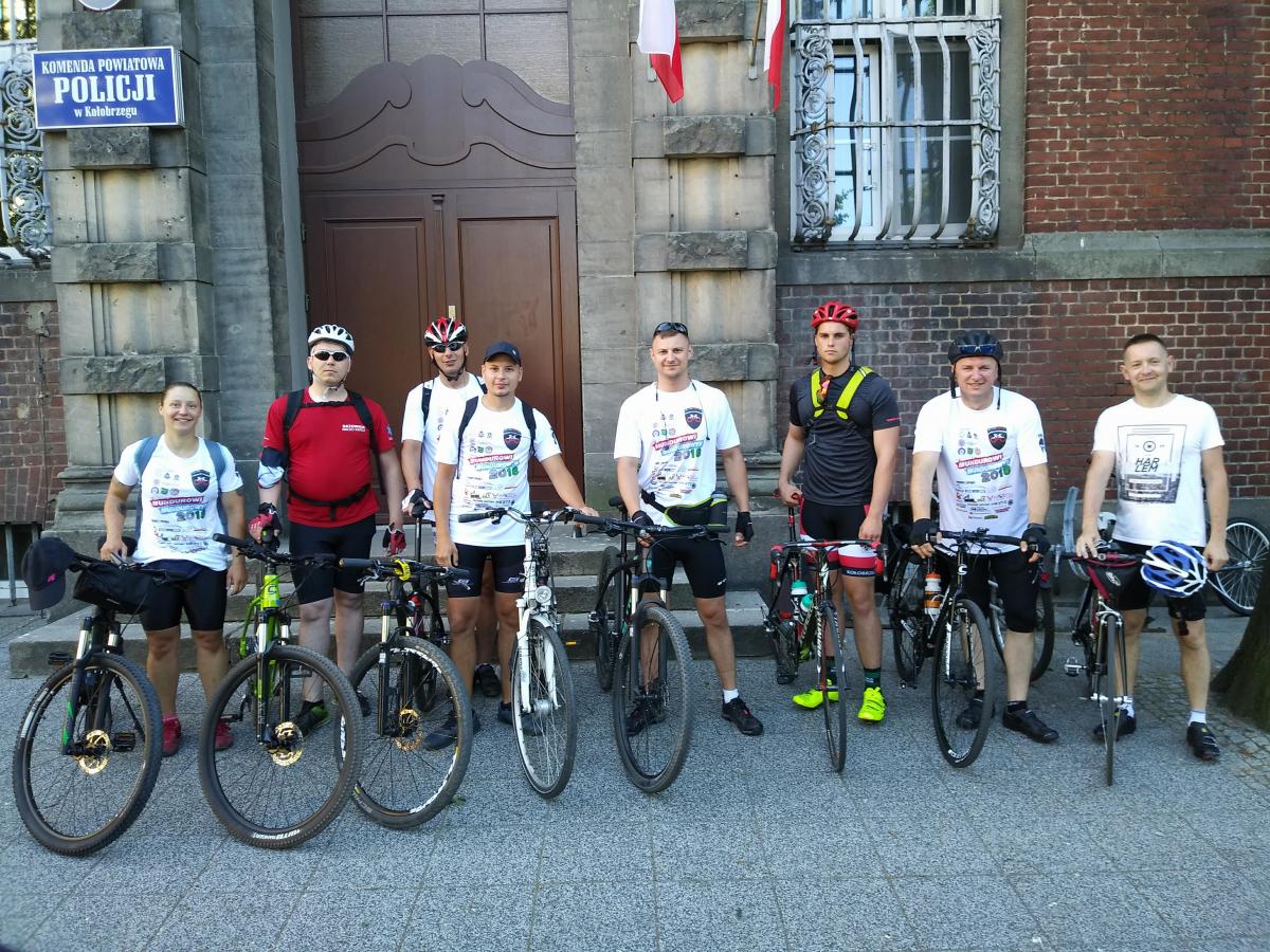 Kołobrzescy policjanci na rowerach w szczytnym celu