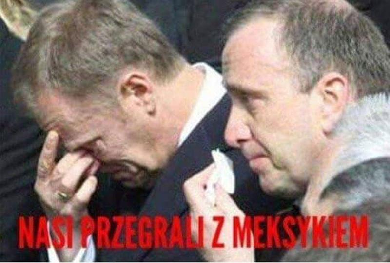 Jaki przeprasza za mem z pogrzebu Karpiniuka. Tusk składa pozew