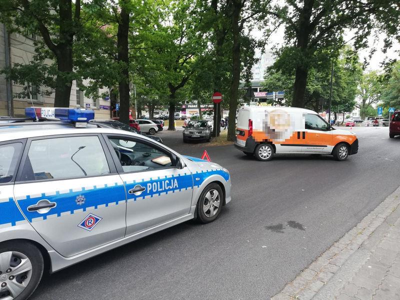 Przechodził poza pasami – uderzył go samochód