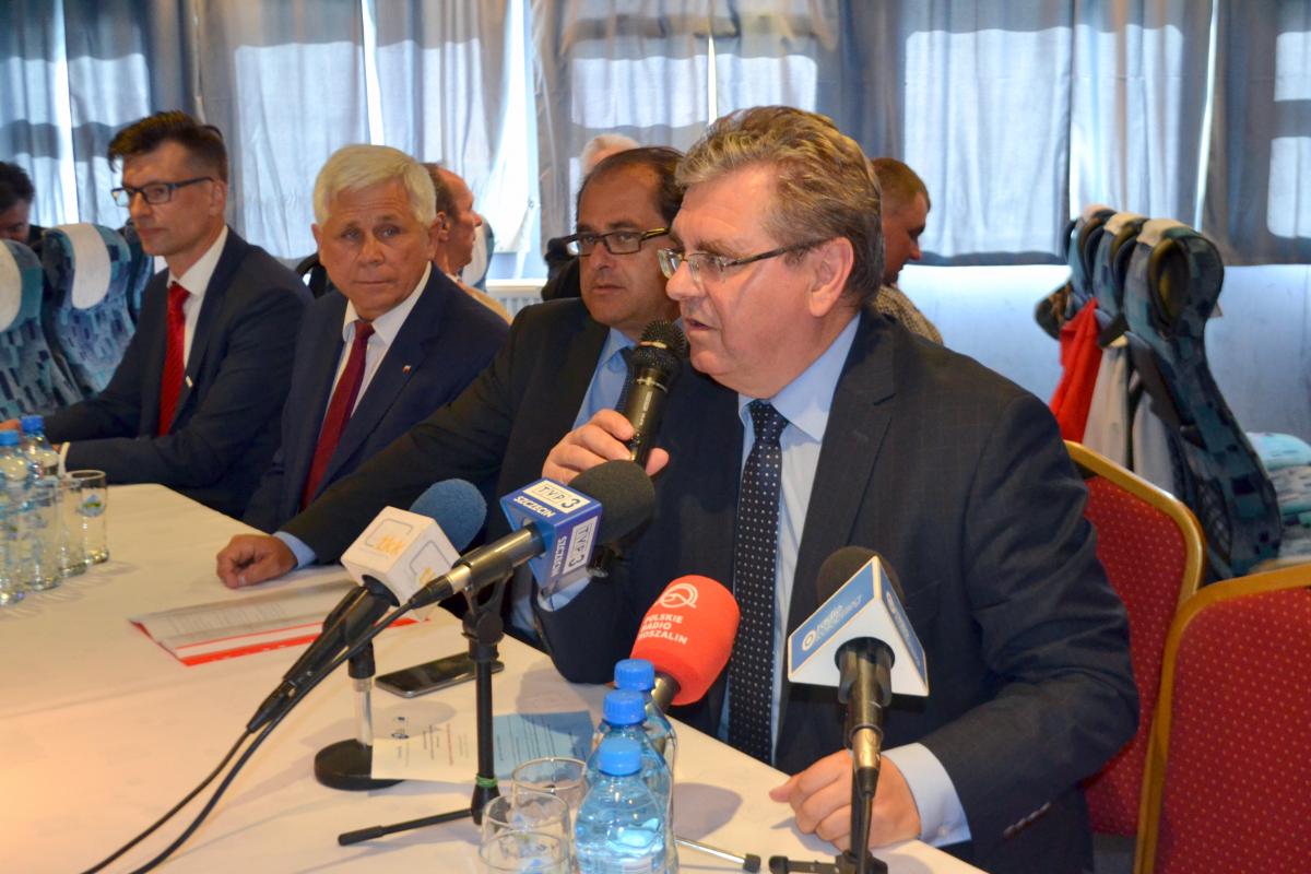 Minister Gróbarczyk ponownie w Kołobrzegu. Spotkał się z rybakami i armatorami