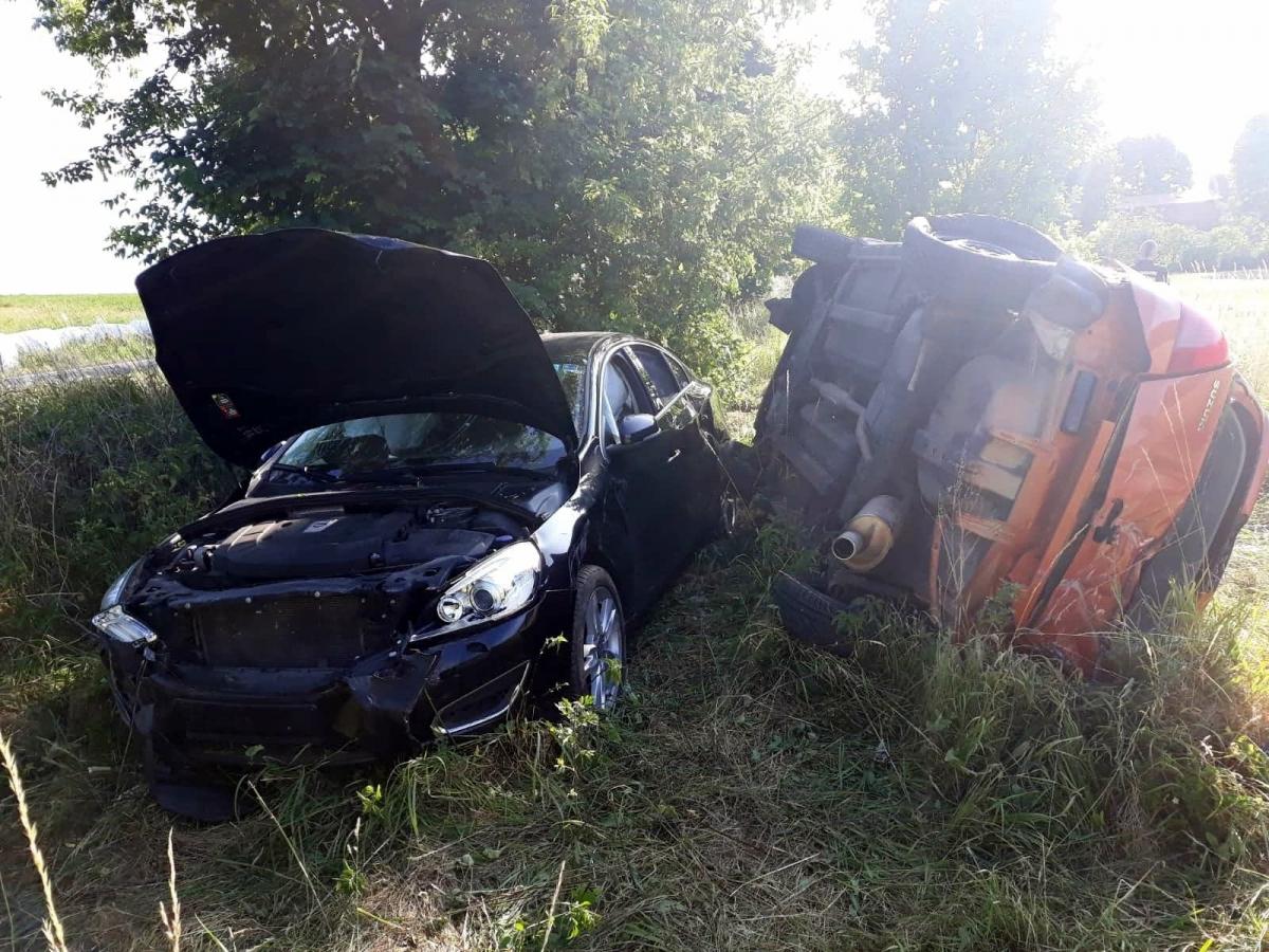 Pod Bogusławcem dwa samochody wypadły z drogi 