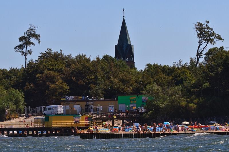 W trakcie miłosnego uniesienia kobieta wpadła do morza