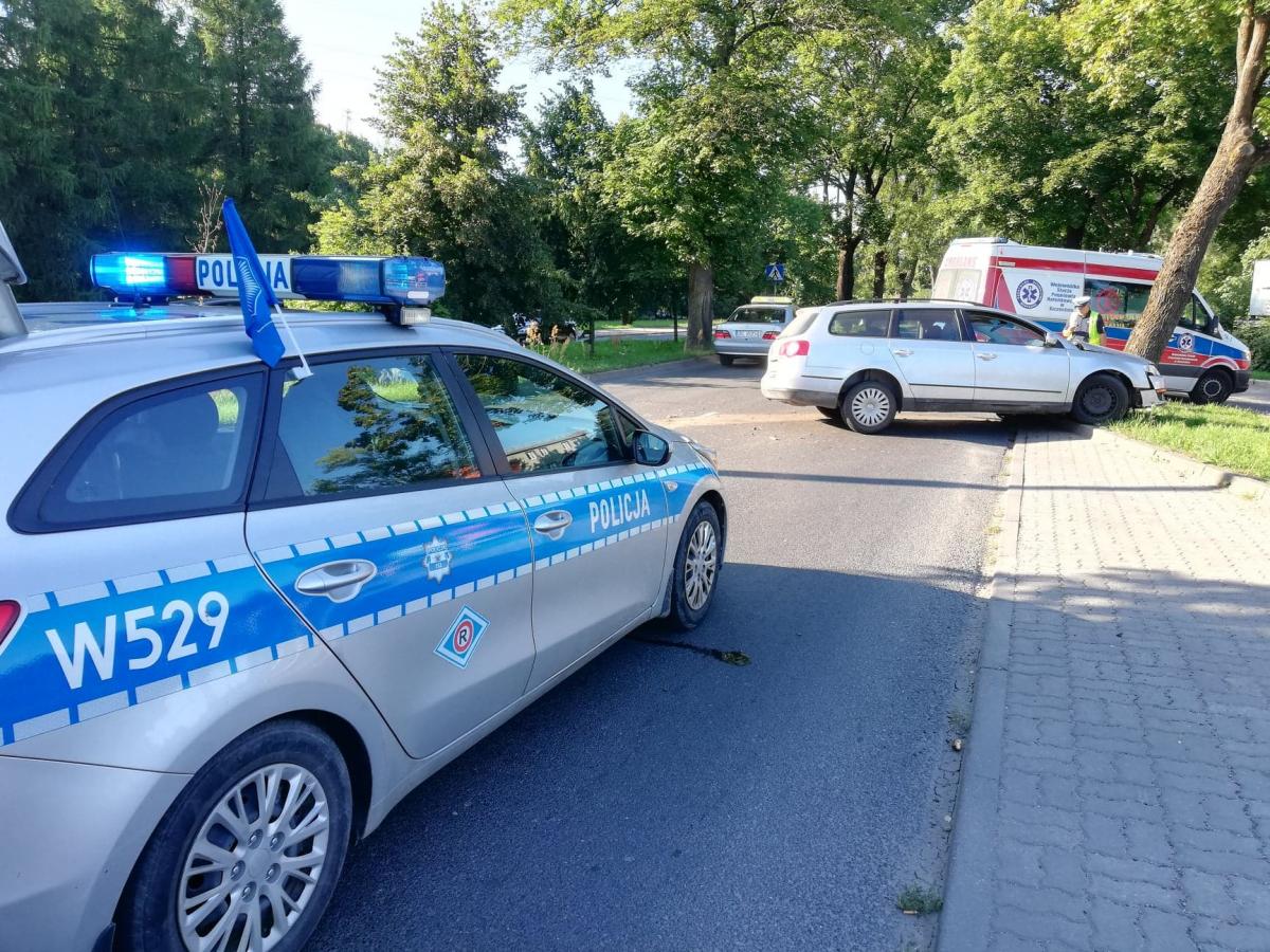 Zjechał z drogi i uderzył w drzewo 