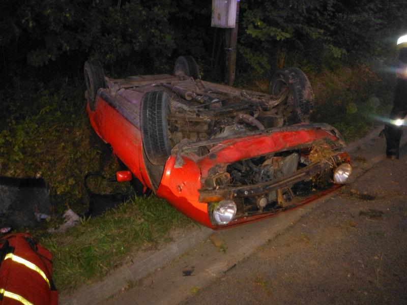 Prowadził z trzema promilami, zakończył dachowaniem