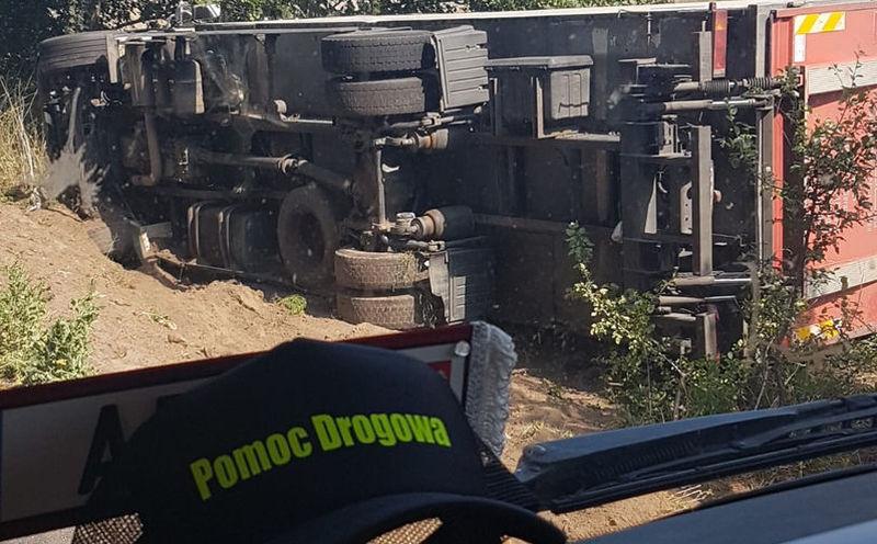 Ciężarówka w rowie