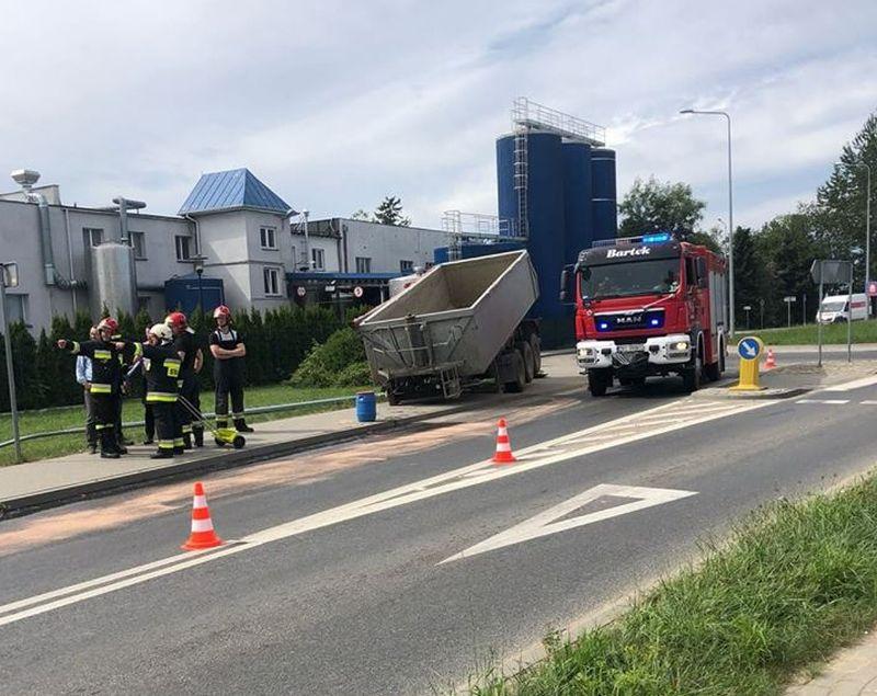Naczepa się odpięła od ciągnika i uderzyła w lampę 
