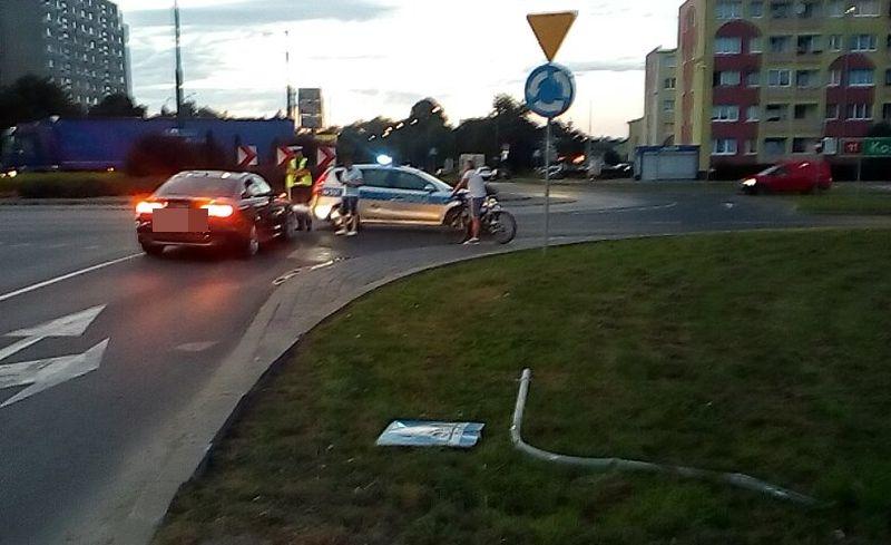 Na rondzie skosił znak