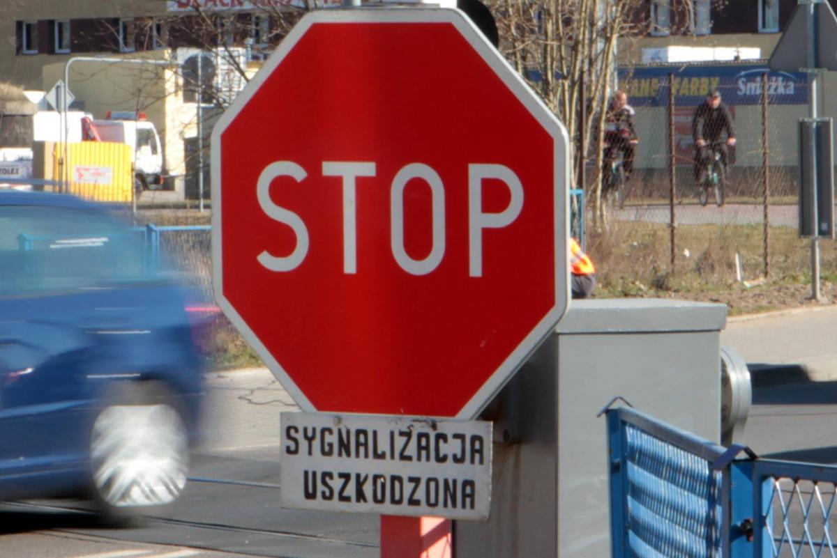 Uwaga - STOP na przejeździe 