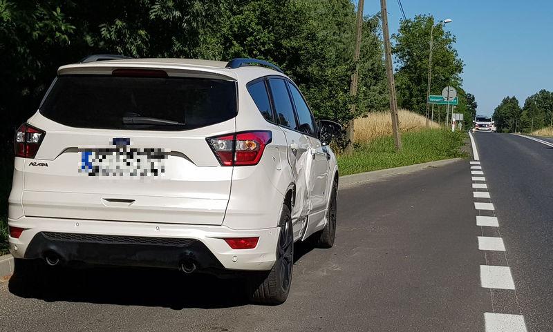 Rowerzystka wymusiła pierwszeństwo. Ford uderzył w drzewo