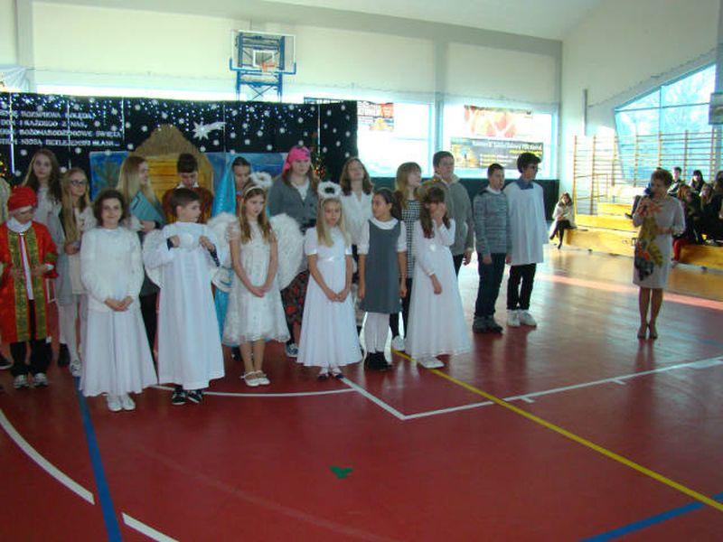 Szkolne jasełka wigilijne w Dźwirzynie