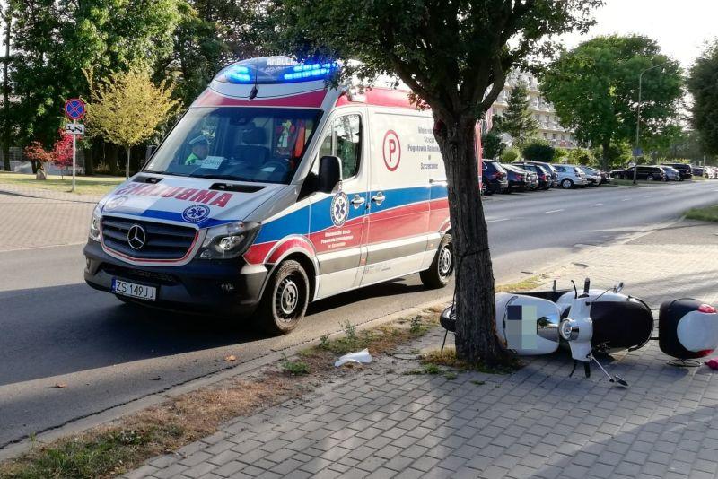 Wjechała skuterem prosto w drzewo