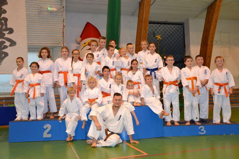 15 medali karateków