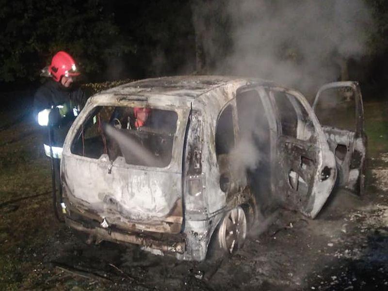 Doszczętnie spłonął Opel (Foto)