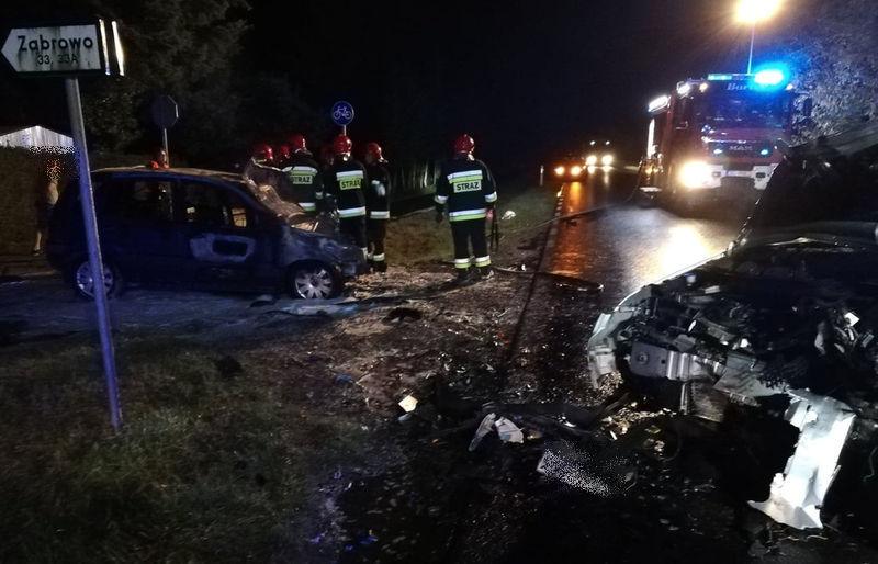Po czołówce samochód stanął w ogniu