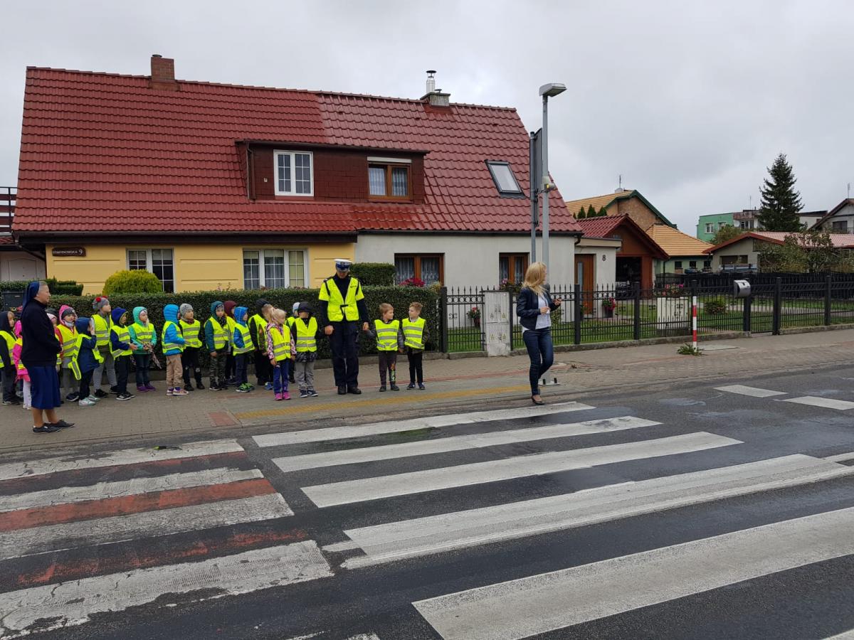 Policja przeprowadzała dzieci po pasach