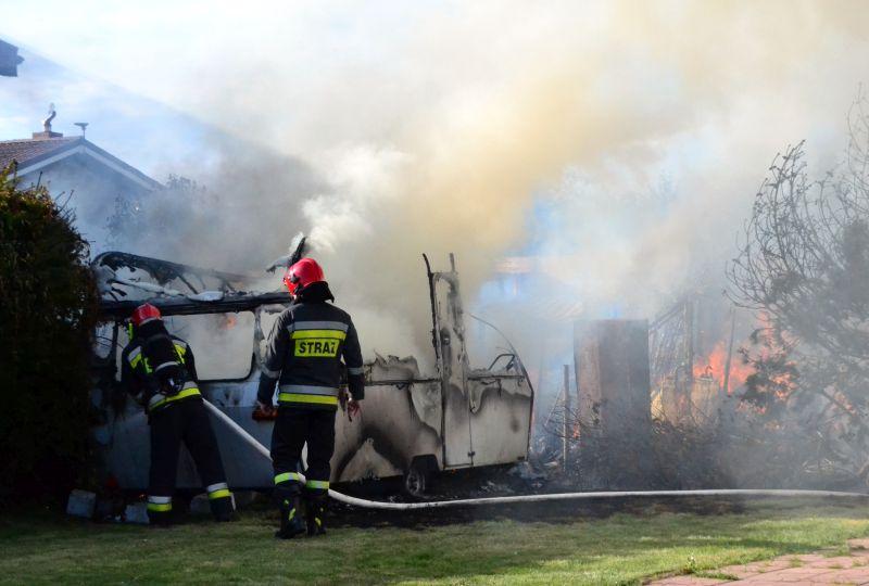 Spłonęła altana i przyczepa mieszkalna (Foto, Video)