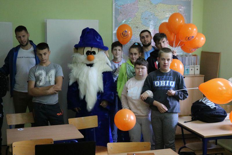 Kotwica z wizytą w kolejnych placówkach oświatowych 