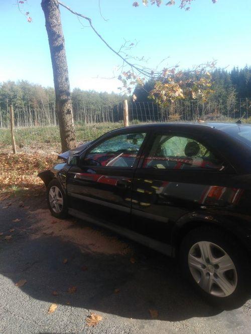 Zjechał z wąskiej drogi wprost na drzewo 