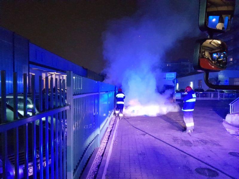 Od śmietnika nadpalił się samochód