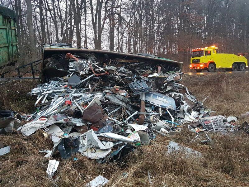 Na śliskiej drodze wywróciła się przyczepa ze złomem