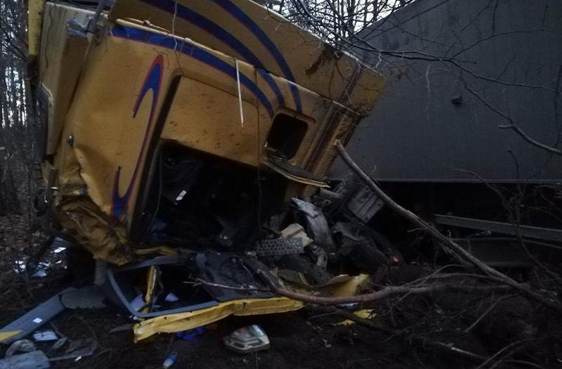 Wypadek pod Kołobrzegiem. TIR zderzył się osobówką (Foto)